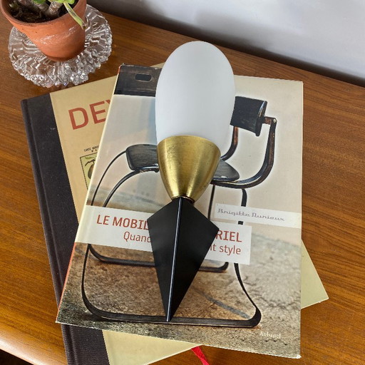 Wandleuchte aus den 1950er-1960er Jahren, schwarzes Metall und weißes Opalglas, Tulpenform – wandlampen