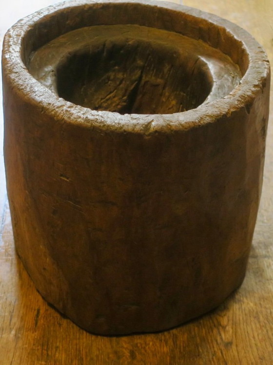 Image 1 of Table basse ancienne à mortier sculptée à la main avec plateau circulaire en verre