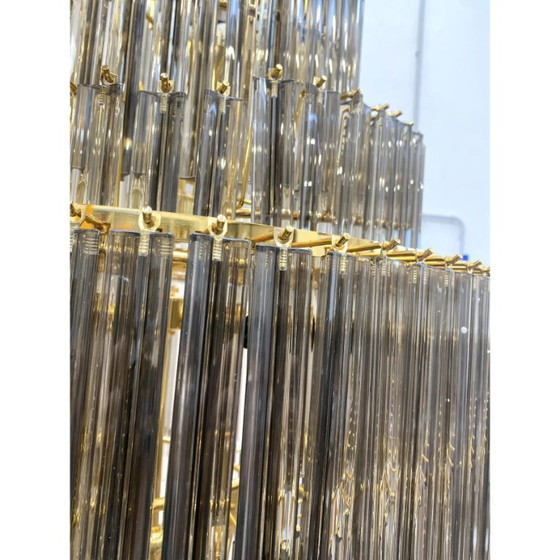 Image 1 of Lámpara de araña contemporánea de gran tamaño de cristal de Murano, diseño "Quadriedro" en fumé y dorado Twister