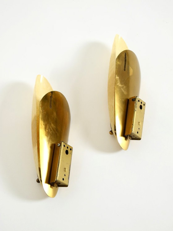 Image 1 of Una coppia di bellissime applique da parete in ottone in stile Mid-Century Modern con paralumi in fibra di vetro.