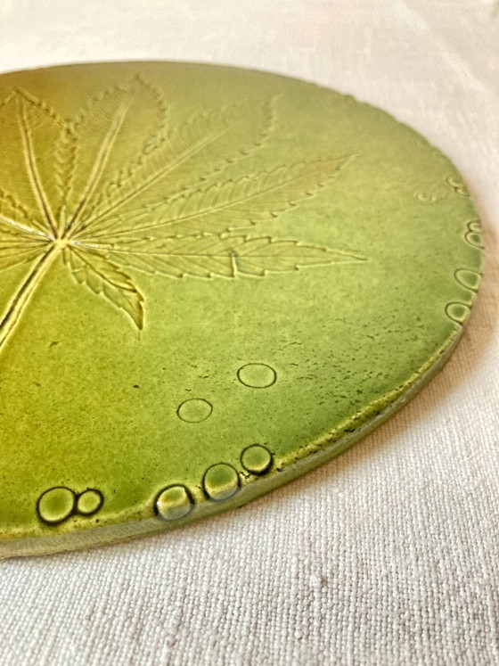 Sottopentola artigianale in ceramica smaltata, impronta di foglia di canapa, Accessori da tavola, Verde (foto 5 di 11)