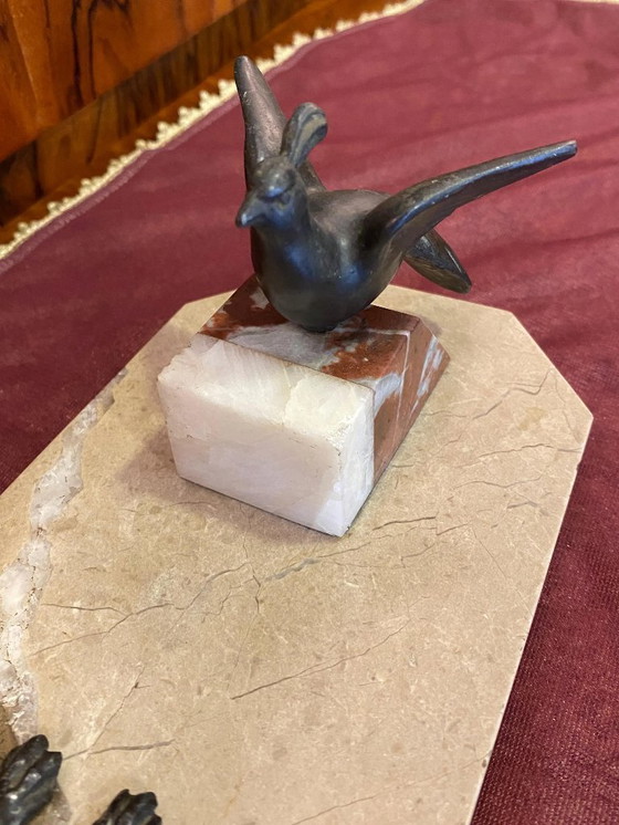 Image 1 of Sculture in bronzo Art Déco di un cane pastore e di un uccello su una lastra di marmo. Realizzate in Francia intorno al 1920.