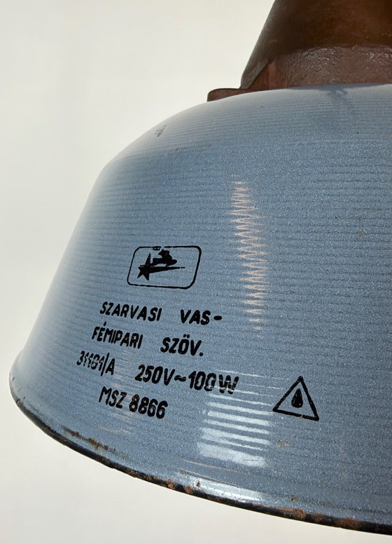 Lampada a sospensione industriale in smalto grigio e ghisa, anni '60 – Szarvasi, Lampade a sospensione, Ferro (photo 6 of 18)
