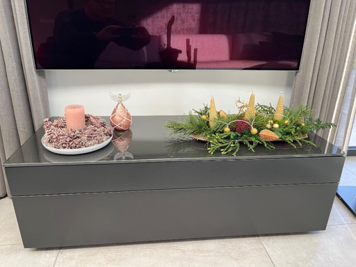 Bellissimo mobiletto di design moderno e in buone condizioni