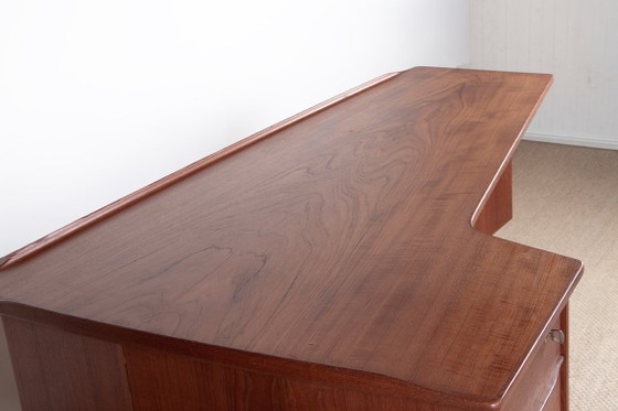 Image 1 of Scrivania danese a forma di "boomerang" in teak e ottone, disegnata da Peter Lovig Nielsen nel 1968.