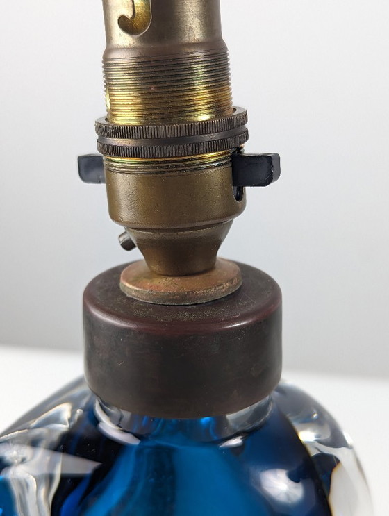 Image 1 of Orrefors Schwedische Moderne Tischlampe aus blauem Überfangglas, nummeriert, 1950er Jahre