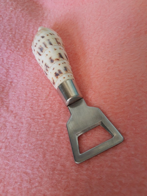 Apribottiglie vintage unico degli anni '60-'70 con manico a conchiglia.
