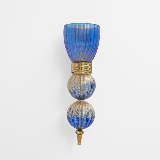 Image 1 of Een paar blauwe wandlampen van Murano-glas met goudstofaccenten.