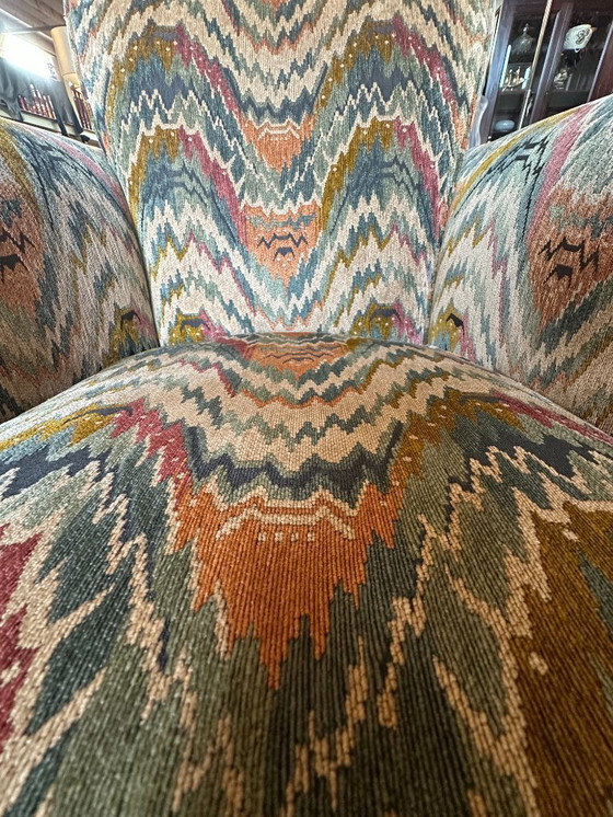 Image 1 of Sillones y otomanas Donghia - Retapizados con un colorido patrón de chevron