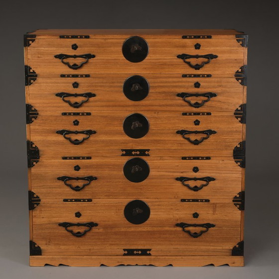 Image 1 of Antieke Japanse kist met vlindervormige 蝶 (chô)-sluitingen.