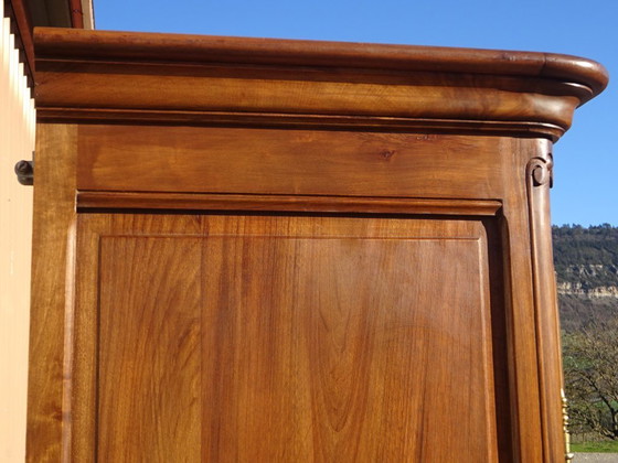 Image 1 of Armadio in noce massello in stile Luigi XV