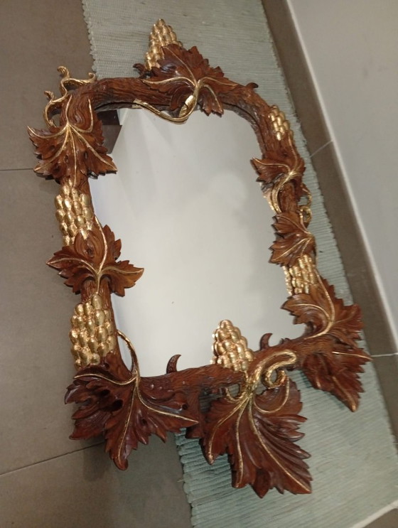 Image 1 of Belangrijke en spectaculair gebeeldhouwde wijnkelderspiegel