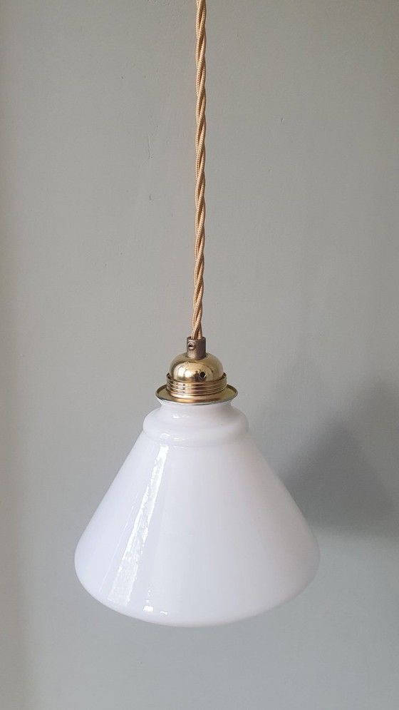 Image 1 of Lampada a sospensione vintage in vetro opalino bianco a forma di imbuto decorativo