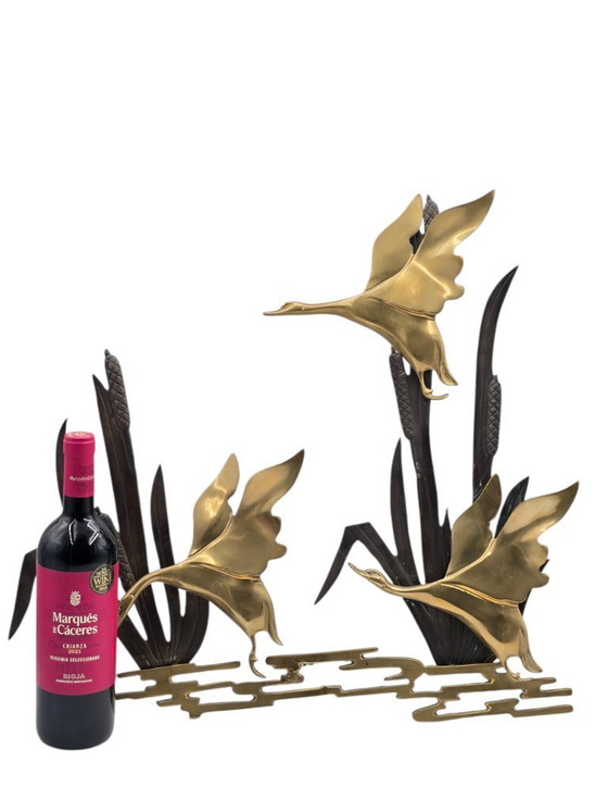 Image 1 of Grande sculpture murale vintage en laiton, représentant un vol d'oiseau.