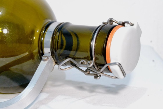 Image 1 of Gourde à bière vintage en verre ambré de 2 litres avec poignée en métal