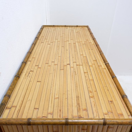 Image 1 of Commode en bambou à 2 portes et 2 tiroirs - poignées en laiton, vers 1960