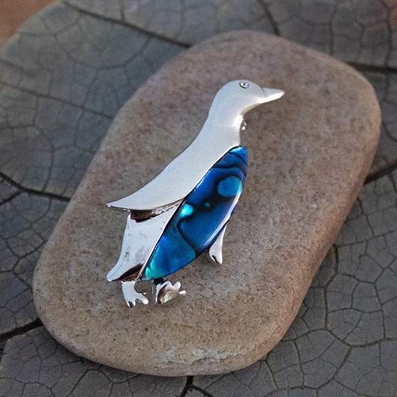 Image 1 of Broche pingouin vintage : nacre d'ormeau bleue et métal argenté