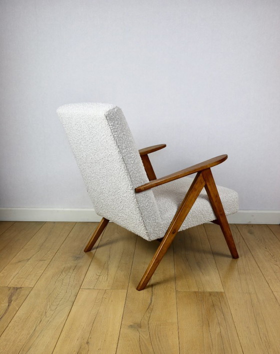 Image 1 of Fauteuil vintage B-310 VAR blanc structure bouclé années 1970 - bois couleur hêtre