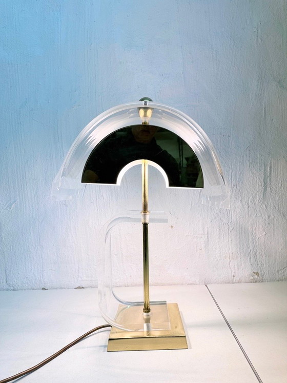 Lampe de table de style Hollywood Regency en acrylique et métal plaqué or, design années 70/80 – Plexiglass (photo 3 of 15)