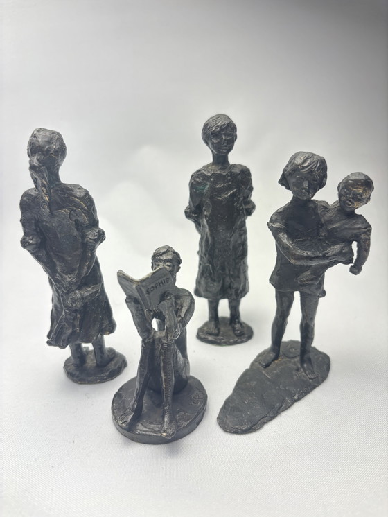 Image 1 of Raro set di 4 sculture in bronzo – Corry Ammerlaan – van Niekerk (CAN) incluse 2× ragazza con peluche