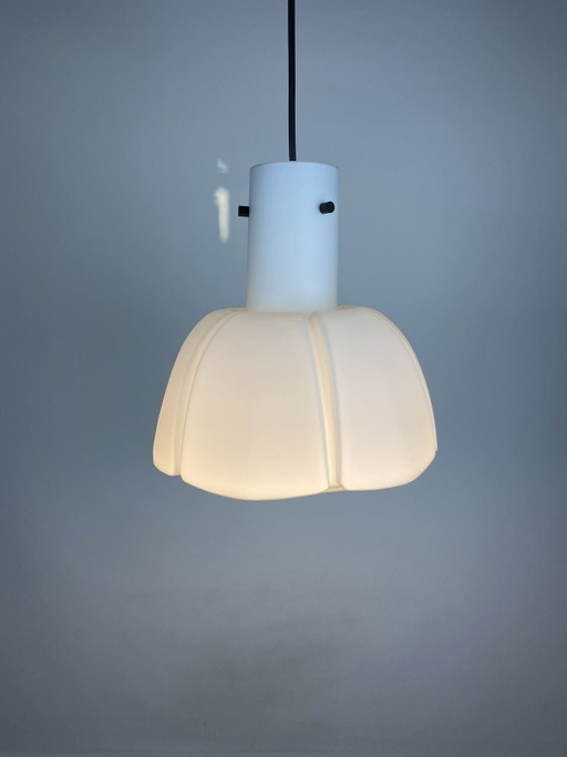 Weiße Pendelleuchte aus Milchglas in Blumenform von Glashütte Limburg