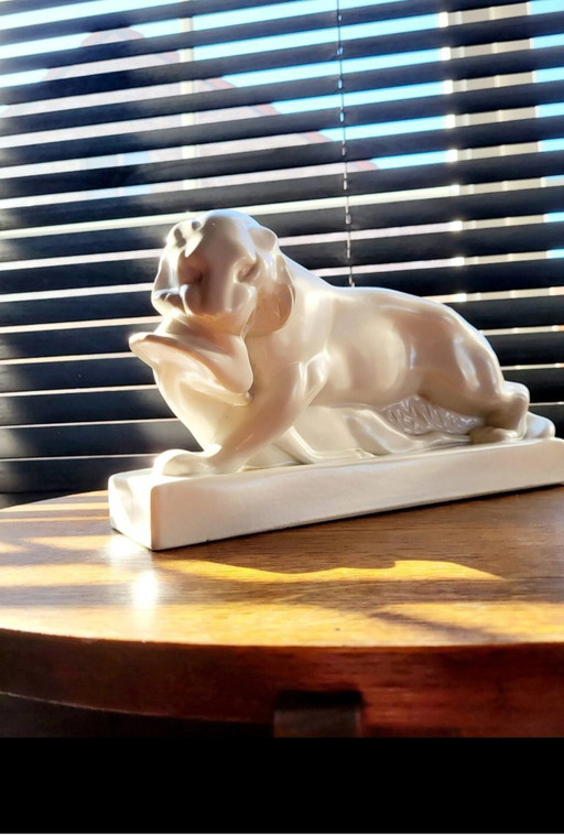 Sculpture Art déco en céramique blanche représentant un tigre et une gazelle, John Skeaping, Wedgwood, 1927