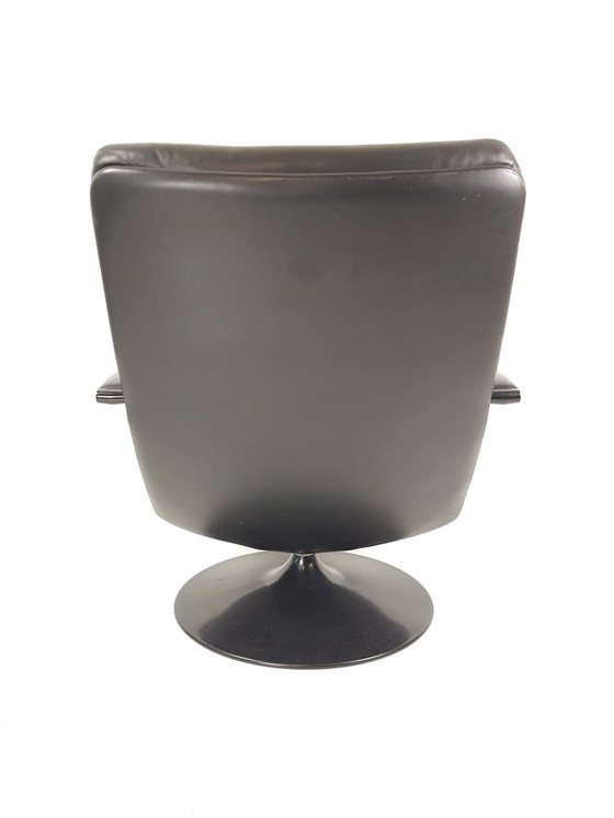 Image 1 of Sillón giratorio Artifort F142 de piel negra con base redonda