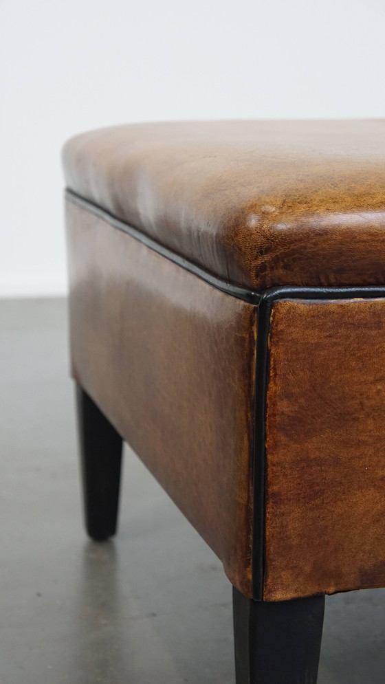 Image 1 of Vierkante Schapenleren Hocker Met Zwarte Biezen