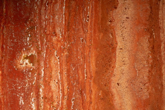 Image 1 of Willy Rizzo. Grote tafel van roodachtig-oranje travertijn. Jaren 70.