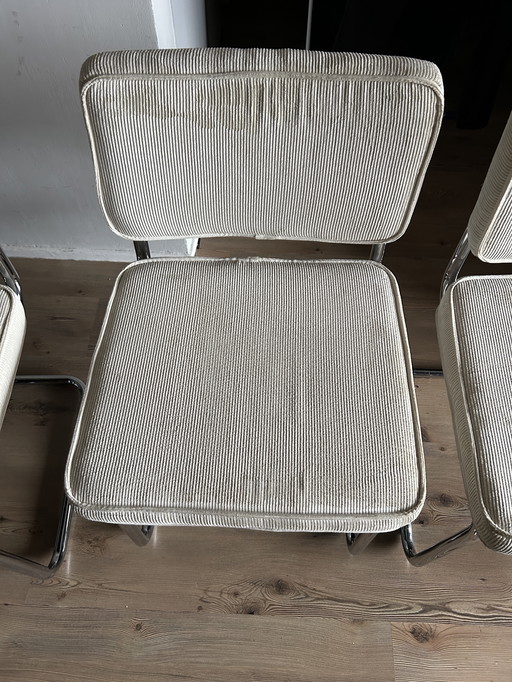 4 Chaises blanches en tissu strié avec structure tubulaire chromée