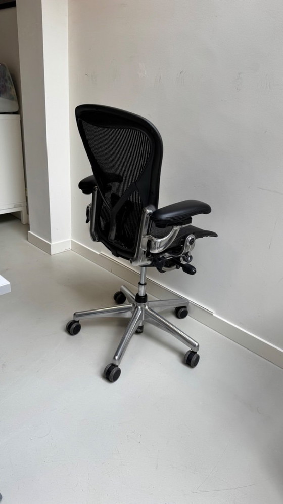 Image 1 of Herman Miller Aeron bureaustoel met chroom onderstel