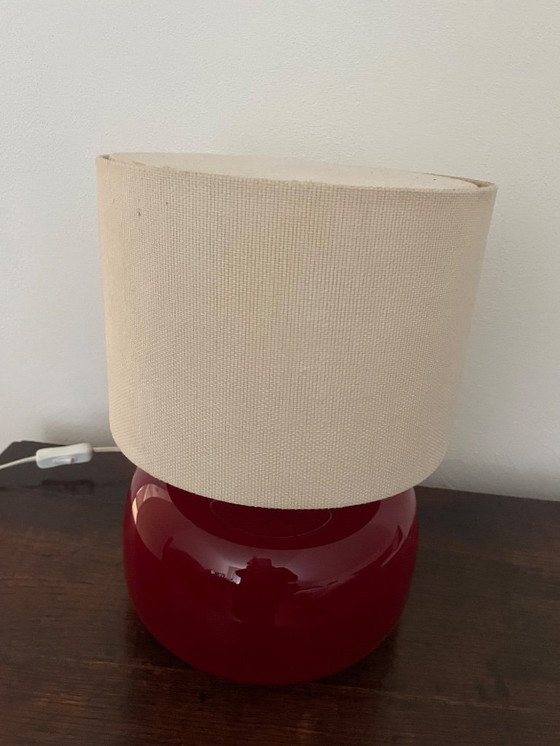 Image 1 of Lampada da tavolo IKEA modello B0211, design anni '90. Base in vetro rosso con paralume in tessuto.