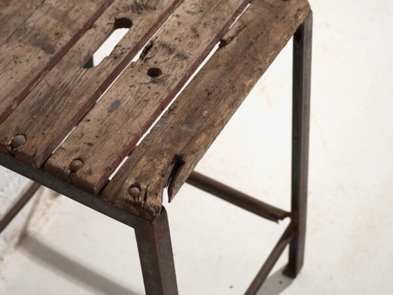 Antique industrial stool in pine wood and iron – Central Europe, circa 1950 – Industrieel (photo 29 of 33)
