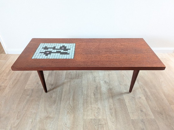 Table basse en teck de style moderne du milieu du siècle avec incrustation de mosaïque (attribuée à Wébé) (photo 3 of 13)