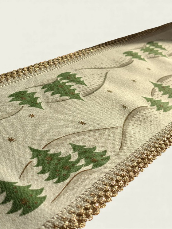 Image 1 of Set aus 2 Vintage Weihnachts-Tischläufern – Weiß mit grünen Tannen & goldfarbenen Verzierungen