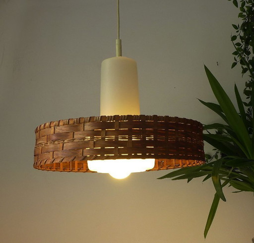 Vintage hanglamp DORIA uit de jaren 60/70, van glas en rotan, UFO-vormig ontwerp, Deens design.