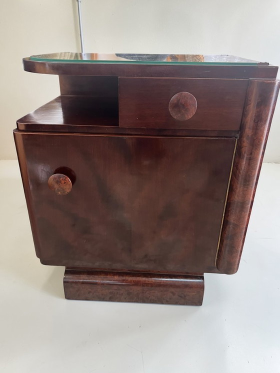 Image 1 of Paar deutsche Streamline - Art Deco Nachttische aus den 1940er–50er Jahren mit wunderschönem Maserfurnier und Glasauflage