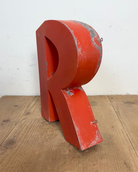Image 1 of Lettera R in ferro rosso vintage, anni '70