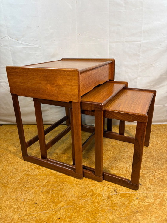 Tavolini impilabili vintage G Plan in teak | Anni '60 | Raro dettaglio del cassetto | Design britannico di (photo 3 of 9)