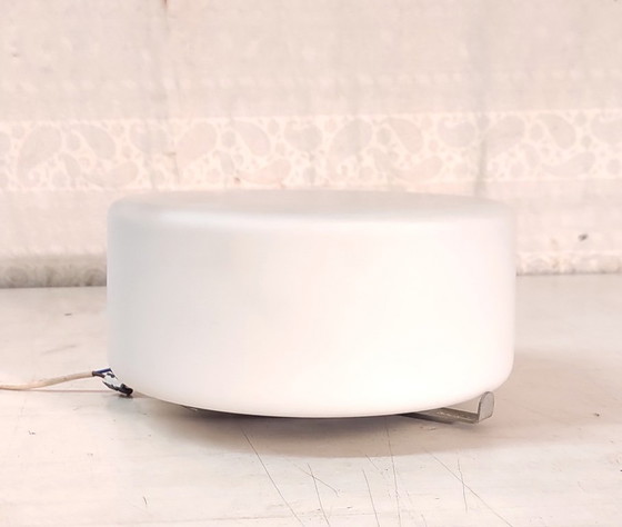 Image 1 of Decken- oder Wandleuchte im Bauhaus-Design mit opalisierendem Glaskolben – Mitte des 20. Jahrhunderts