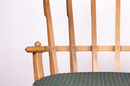 Gran sillón francés de roble macizo diseñado por Guillermo y Chambron para Your Home en 1960.