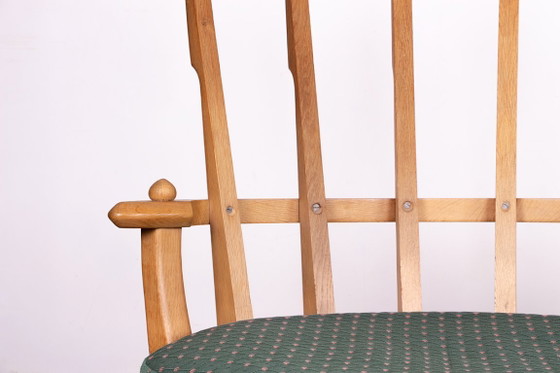 Image 1 of Gran sillón francés de roble macizo diseñado por Guillermo y Chambron para Your Home en 1960.