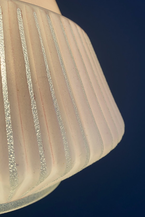 Image 1 of Lampada a sospensione in vetro rosa 1960