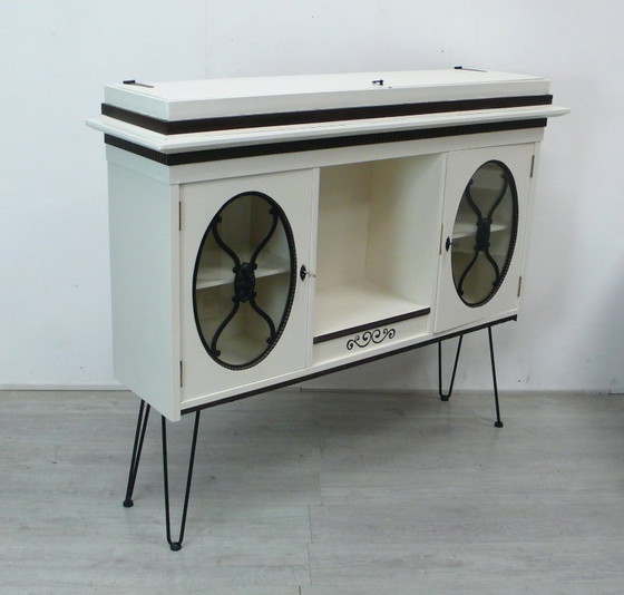 Antik Sideboard Vitrine Jugendstil um 1900 Eiche in Cremeweiß handbemalt – Highboards, Wood, Glass (photo 3 of 8)