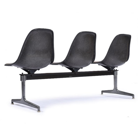 Image 1 of Herman Miller Eames Tandembank met bruine Naugahyde Pad Shell-stoelen