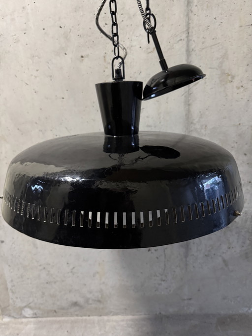 Industrielle 1950er UFO / Spaceage Hängende Tischlampe aus schwarz emailliertem Blech