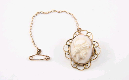 Beautiful 375 9kt gold brooch with cameo.