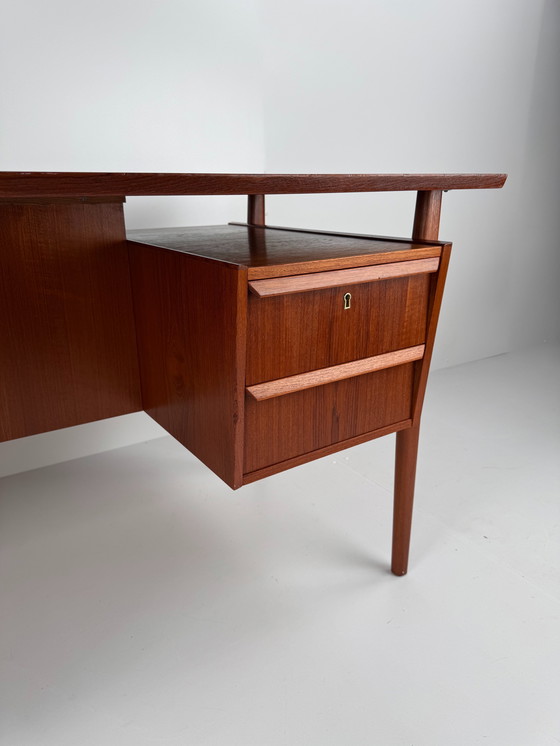 Image 1 of Dänischer Chefschreibtisch aus Teakholz – Eleganter Arbeitsplatz im Stil der Mitte des 20. Jahrhunderts