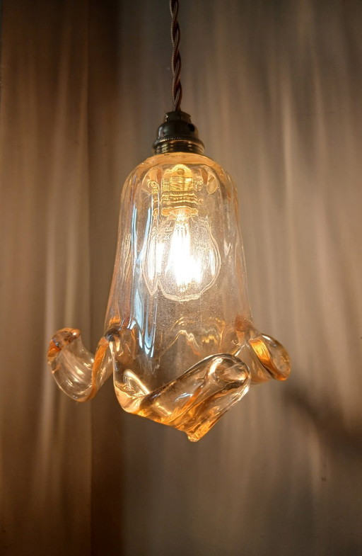 Lampada a sospensione vintage in vetro di Murano dalla delicata forma floreale.