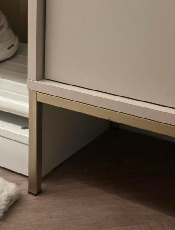 Image 1 of Nachtkastjes in beige, onderstel in goudkleur